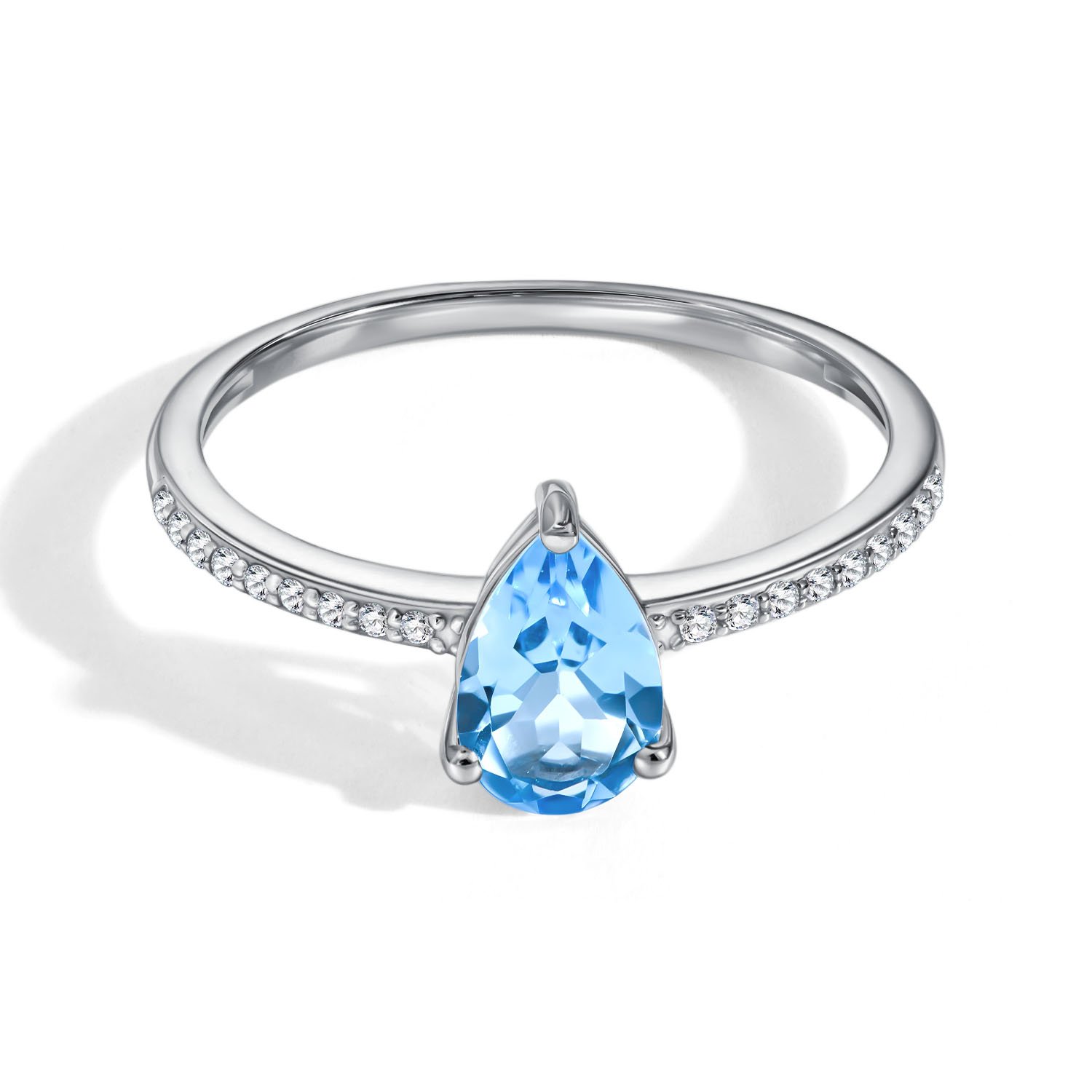 Золотое кольцо с топазом Swiss и фианитами