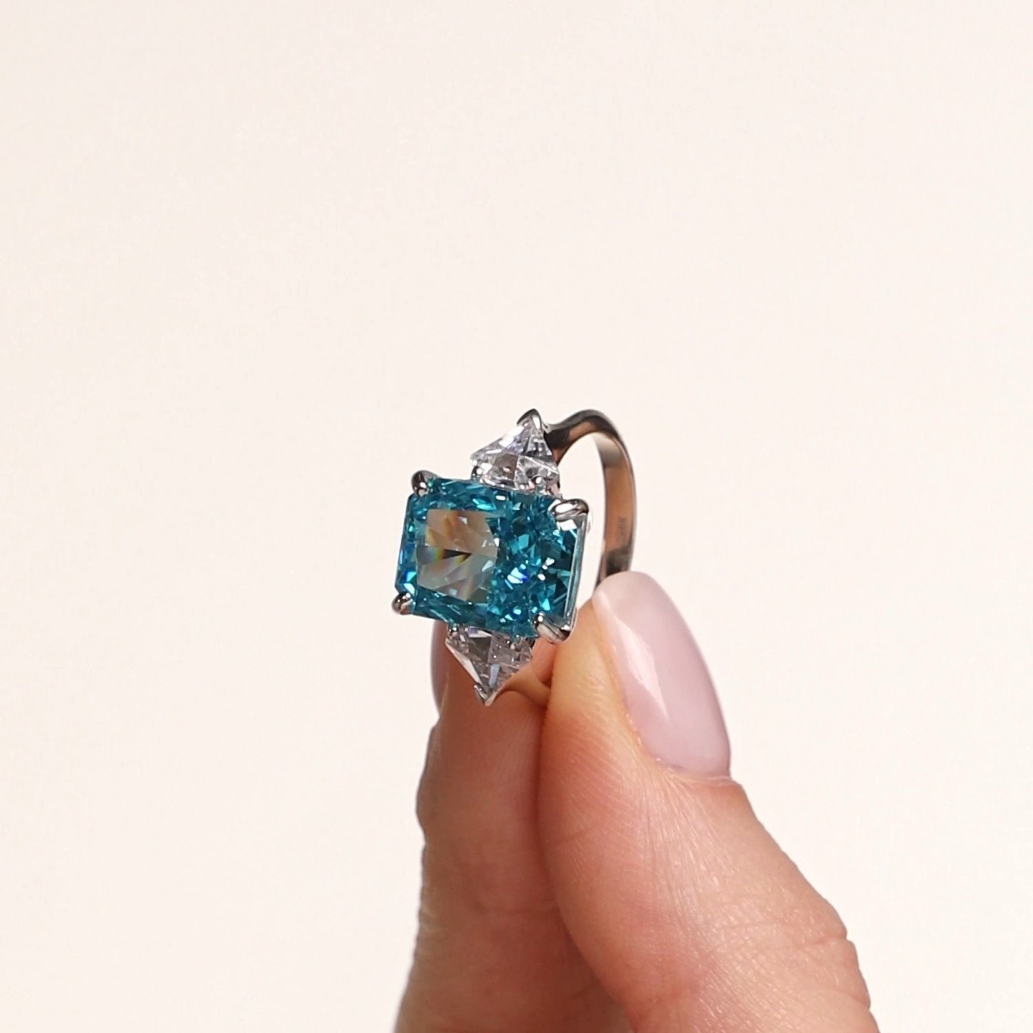 Серебряное кольцо с фианитами