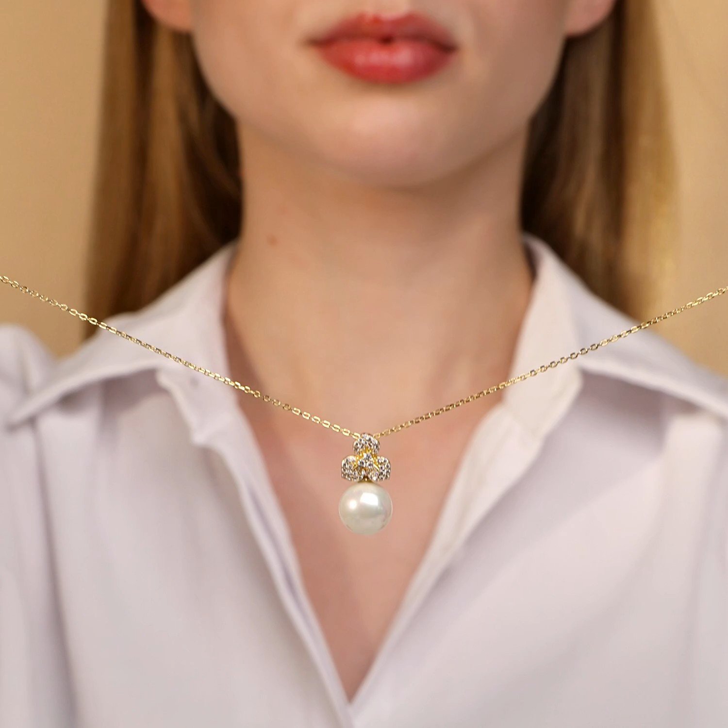 Серебряное колье с жемчугом и фианитами