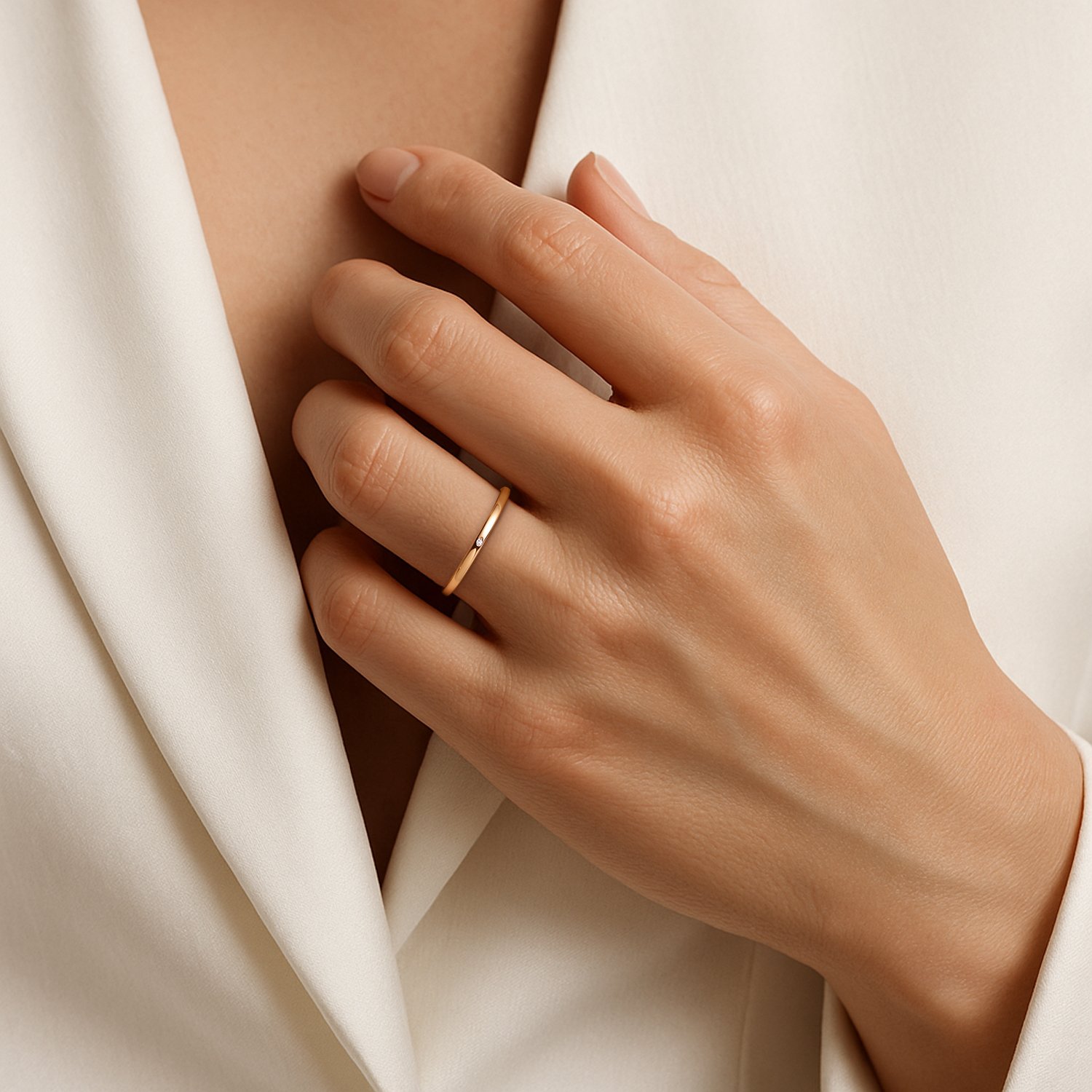 Золотое обручальное кольцо с бриллиантом