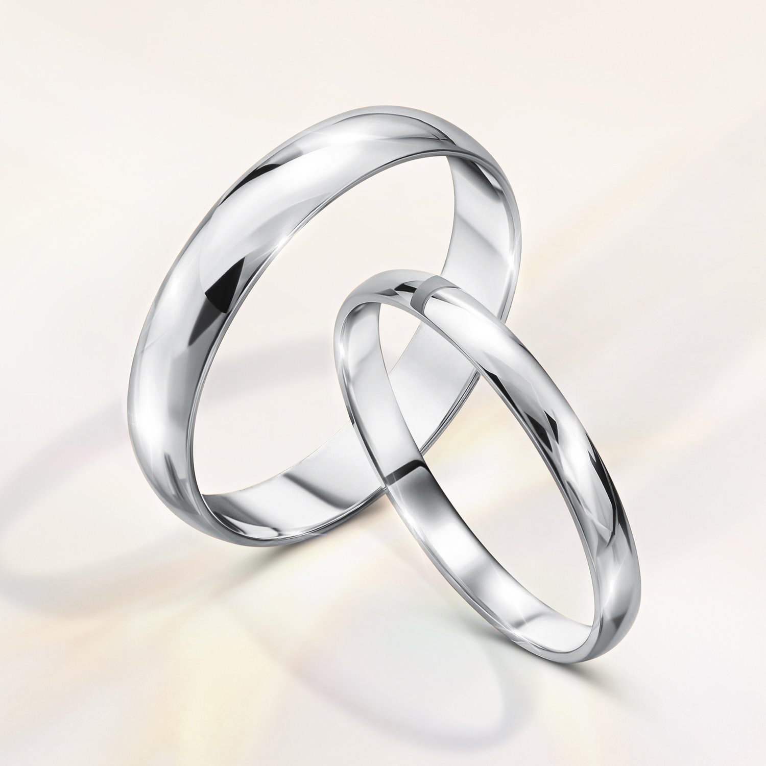 Золотое обручальное кольцо