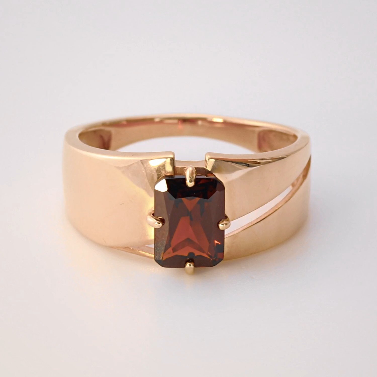 Золотое кольцо с гранатом