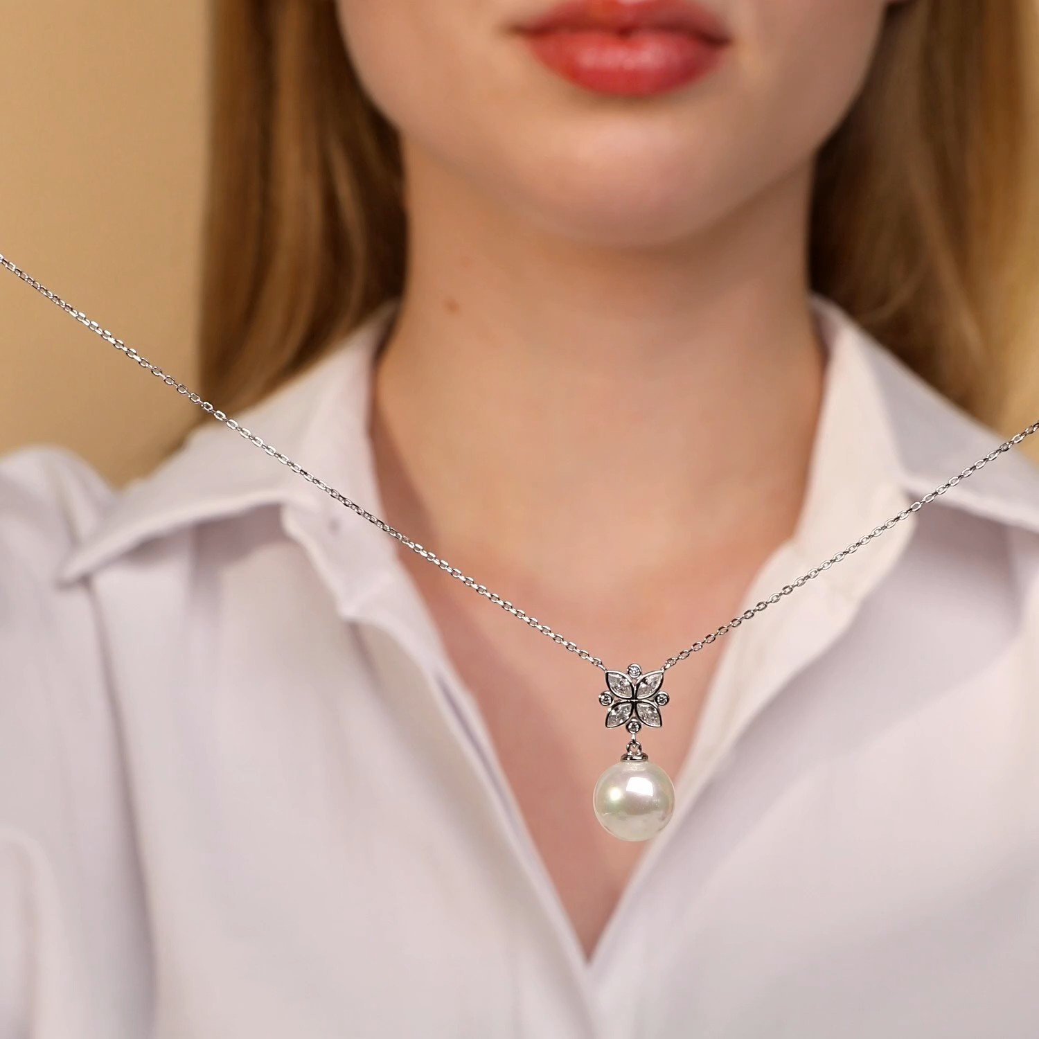 Серебряное колье с жемчугом и фианитами