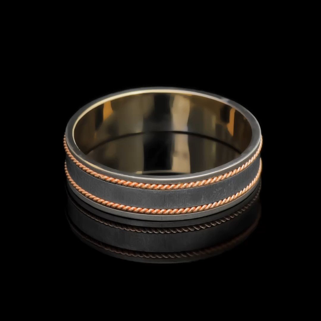 Золотое обручальное кольцо