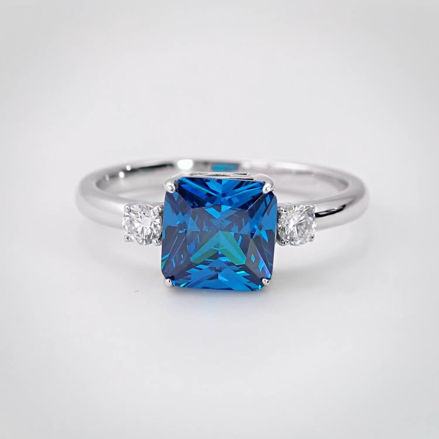 Серебряное кольцо с фианитами