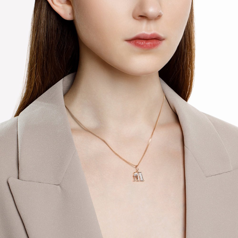 Золотая подвеска буква М с фианитами