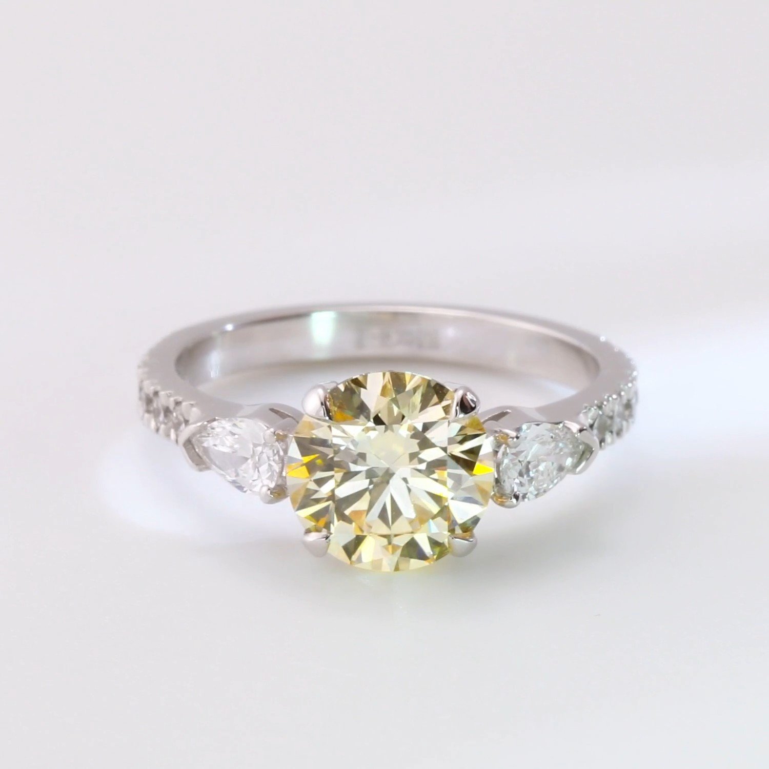 Фото «Золотое кольцо SMART DIAMONDS 2,65 карата»