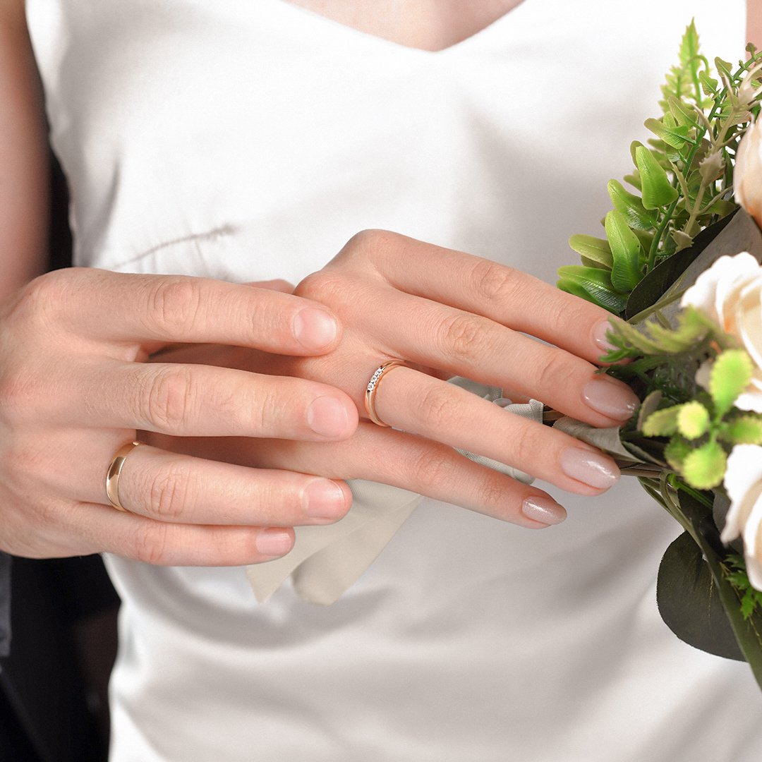 Золотое обручальное кольцо с бриллиантами