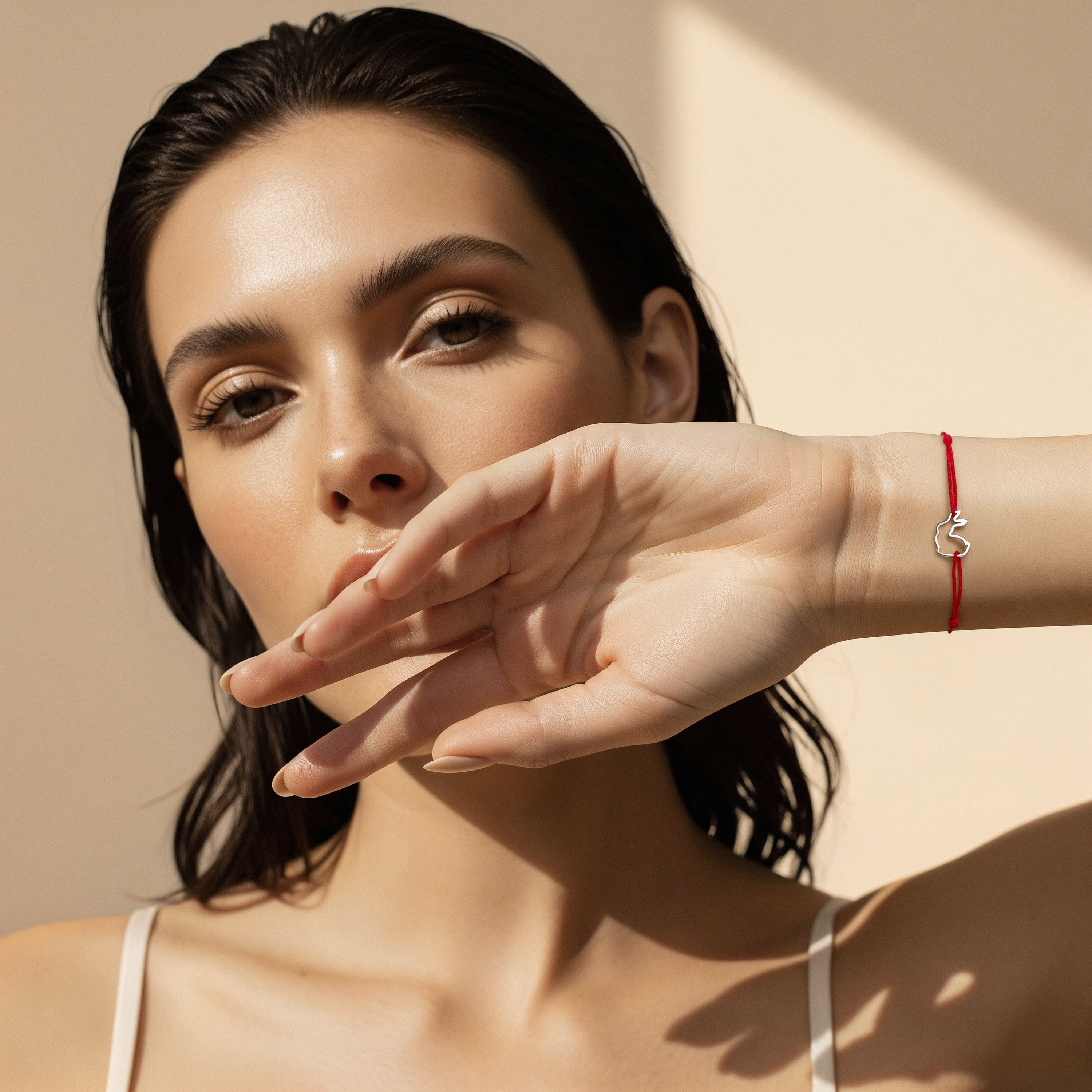 Браслет «красная нить» с серебряной вставкой