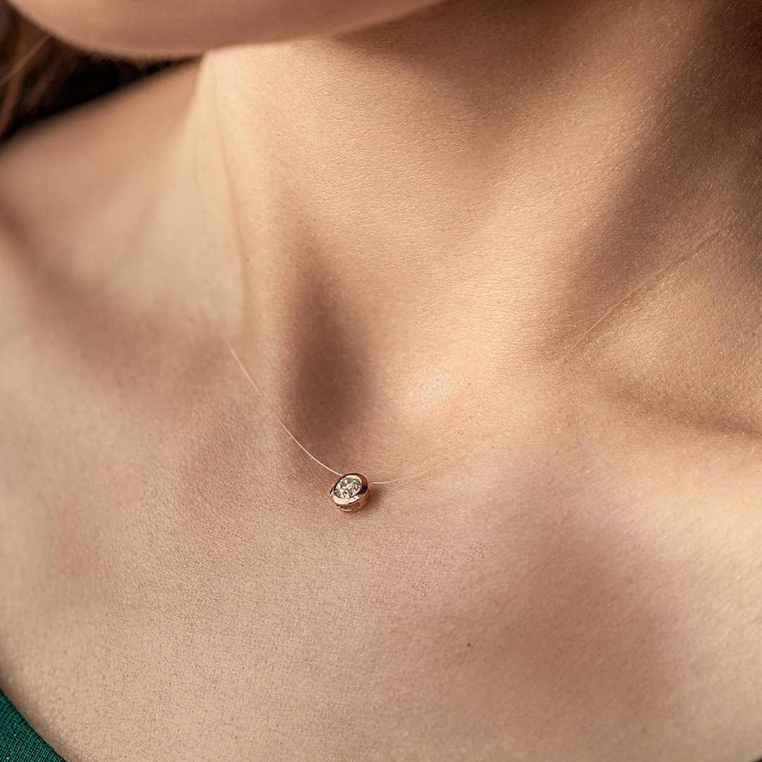 Золотое колье с бриллиантом