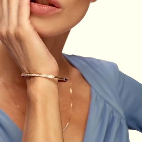 Серебряный жесткий браслет с фианитами и позолотой