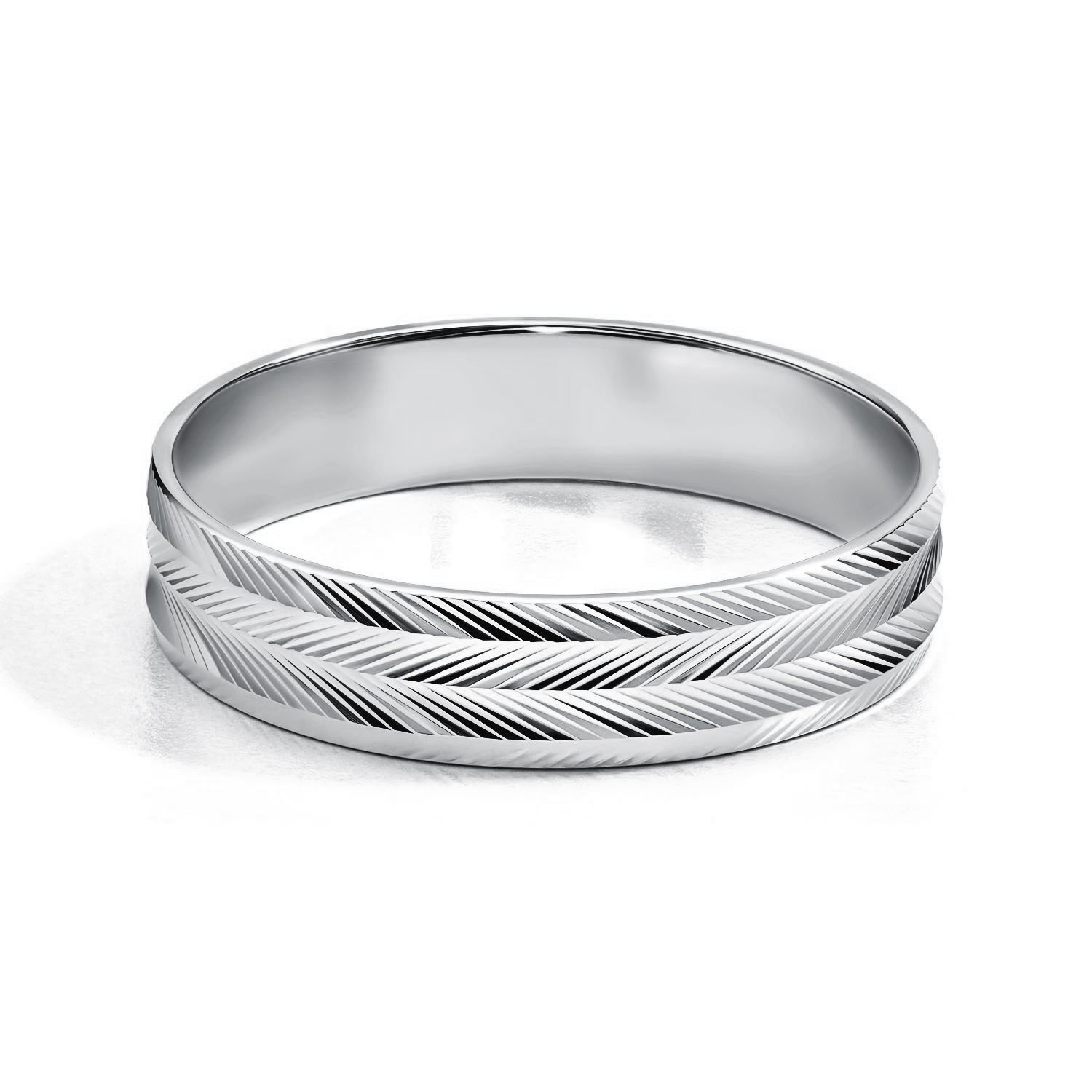 Золотое обручальное кольцо