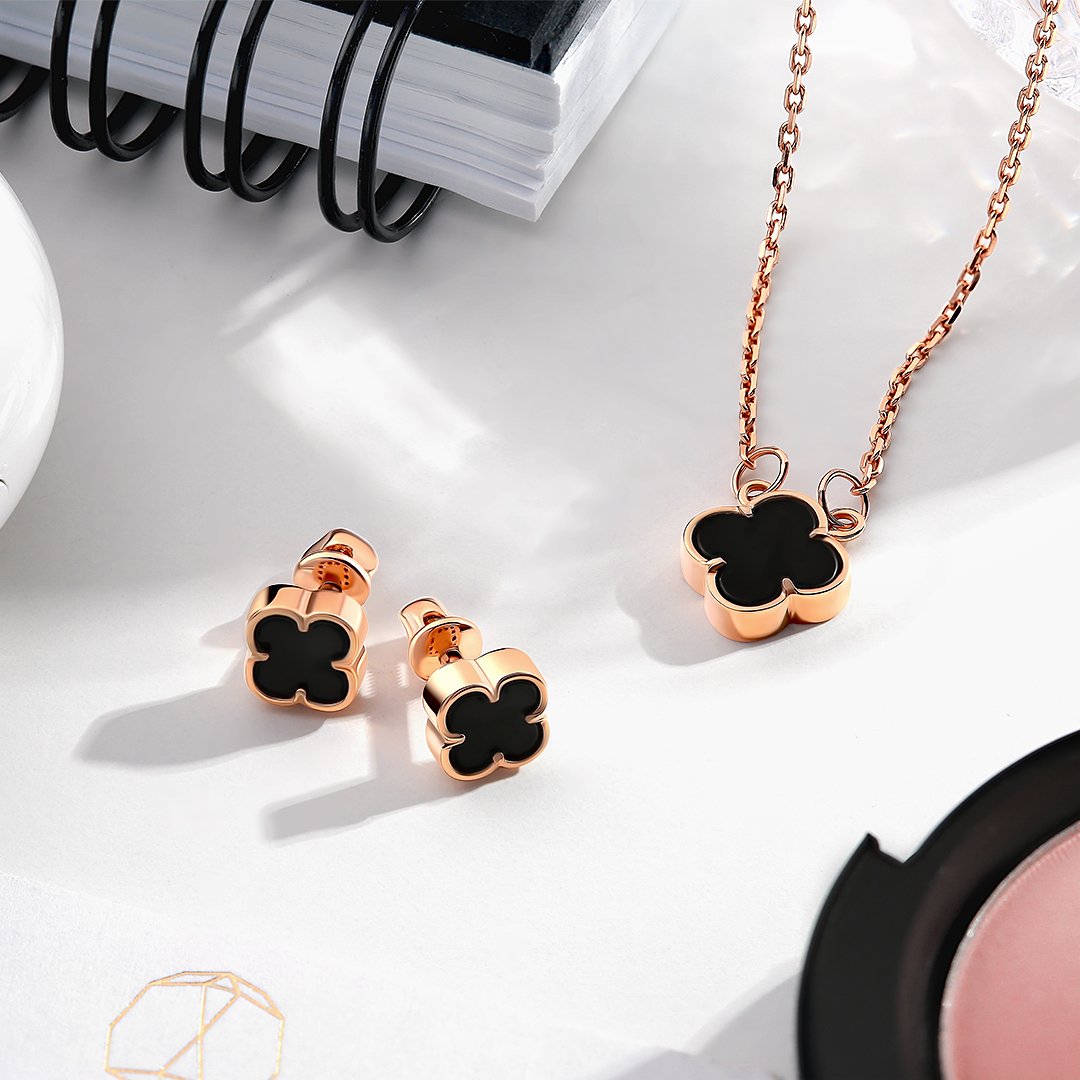 Золотое колье с эмалью