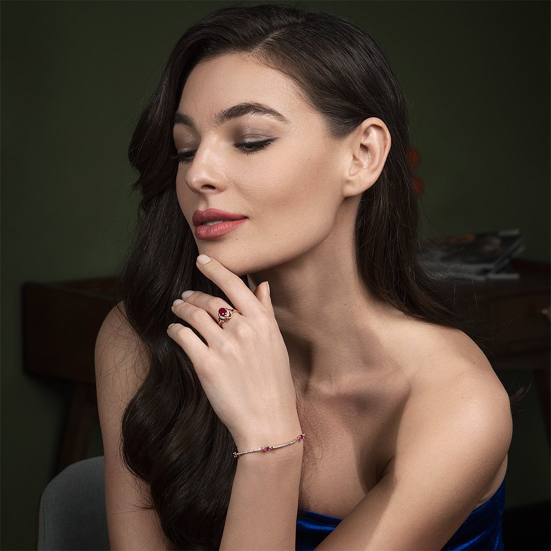 Золотой браслет с рубинами выращенными и бриллиантами