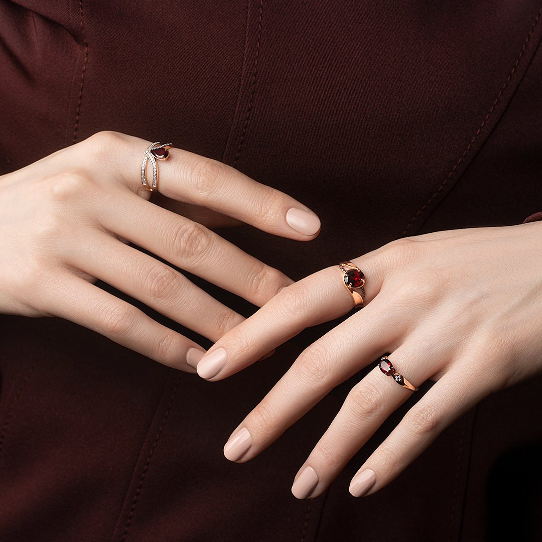 Золотое кольцо с гранатом и бриллиантами