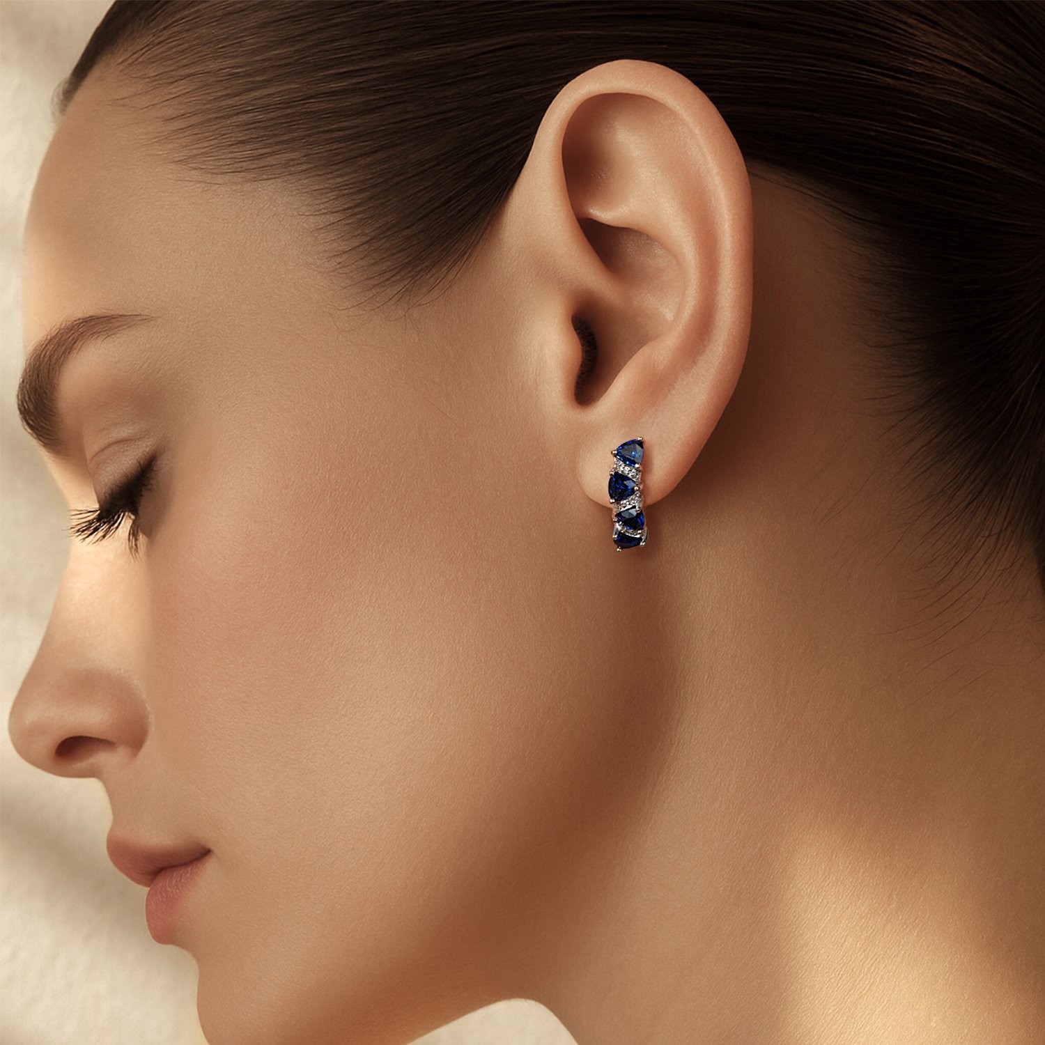 Золотые серьги с сапфирами выращенными и бриллиантами