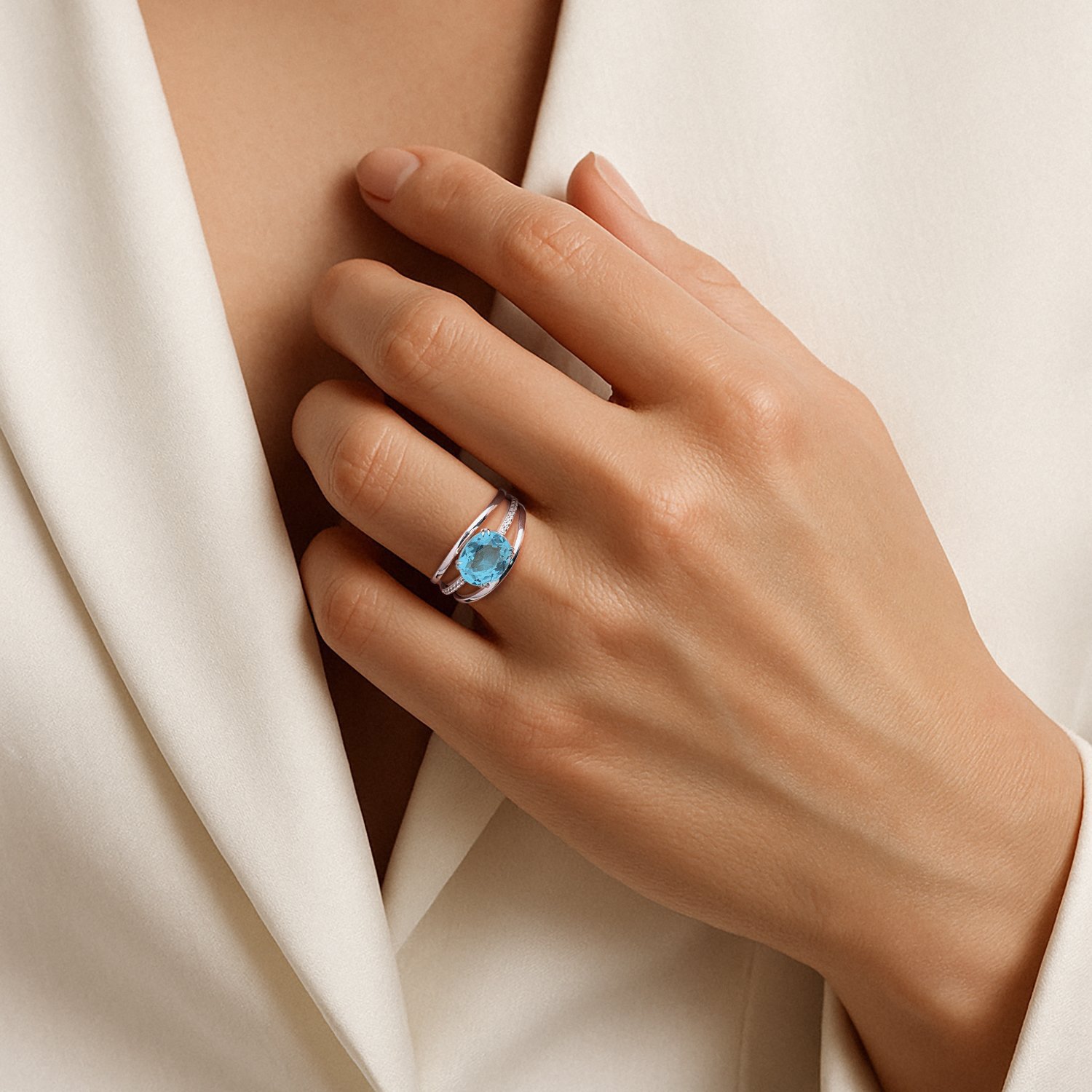 Серебряное кольцо с имитацией кварца и фианитами