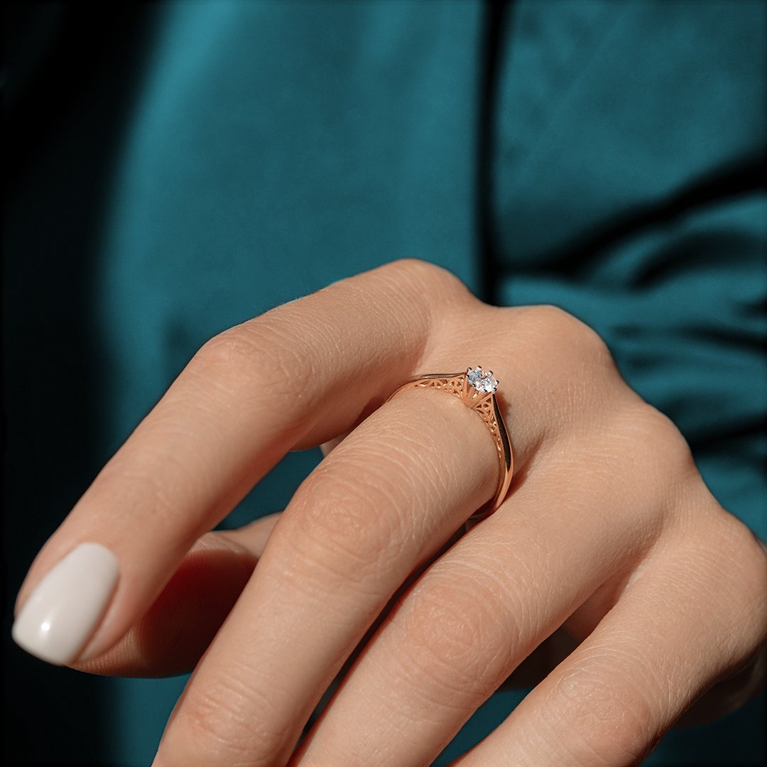 Золотое кольцо с бриллиантом