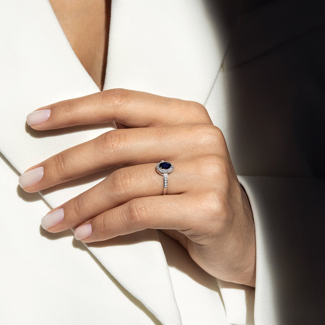 Золотое кольцо с сапфиром и бриллиантами