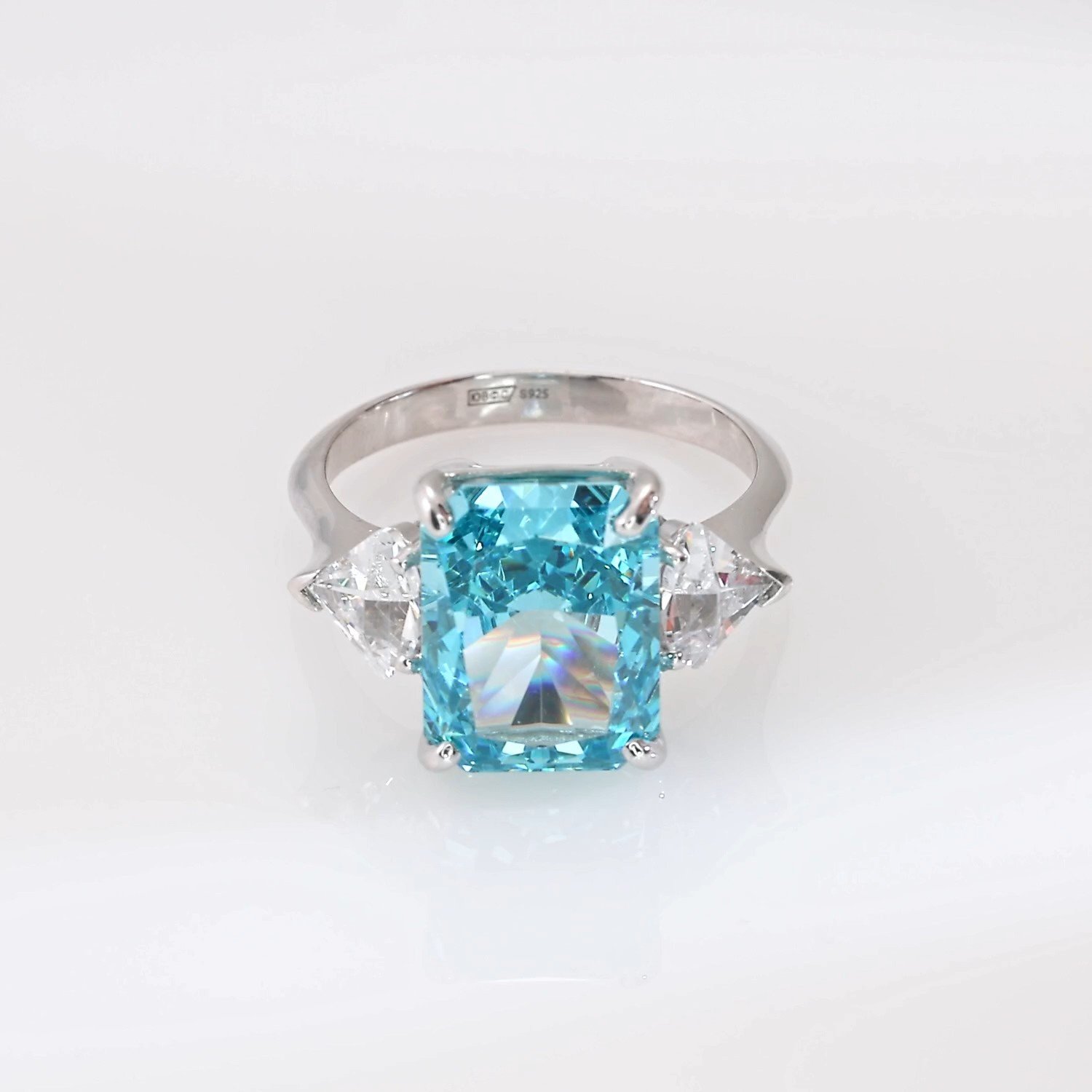 Серебряное кольцо с фианитами