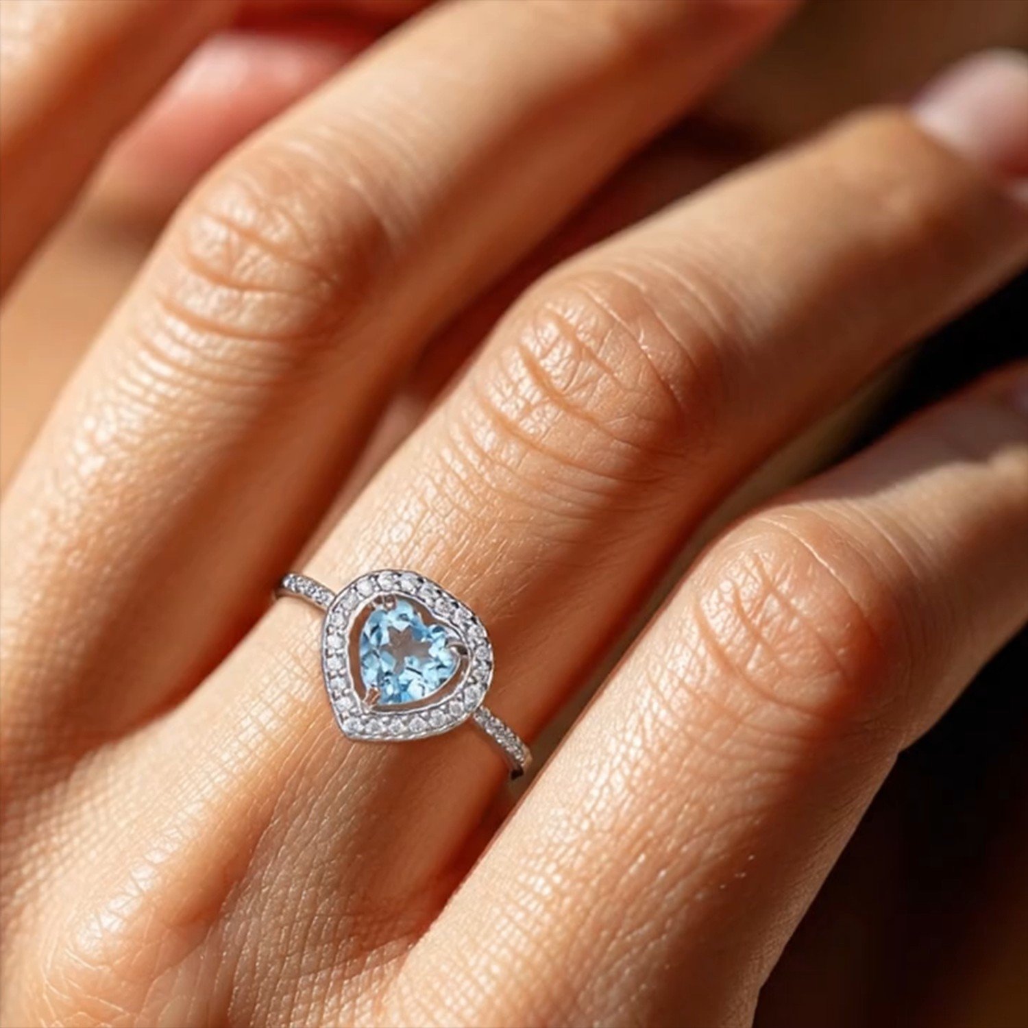 Фото «Золотое кольцо с топазом Sky и фианитами»