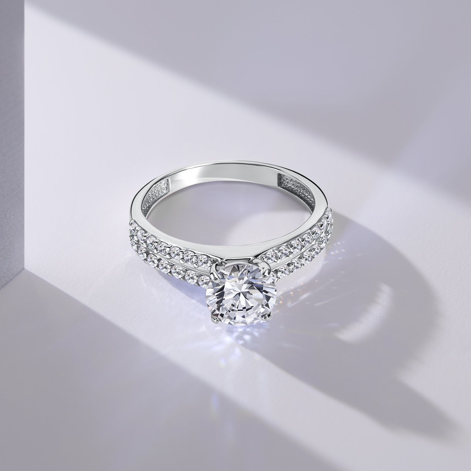 Серебряное кольцо с фианитами