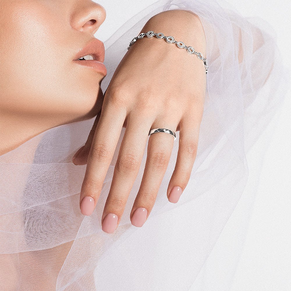 Серебряное обручальное кольцо с бриллиантом и родированием