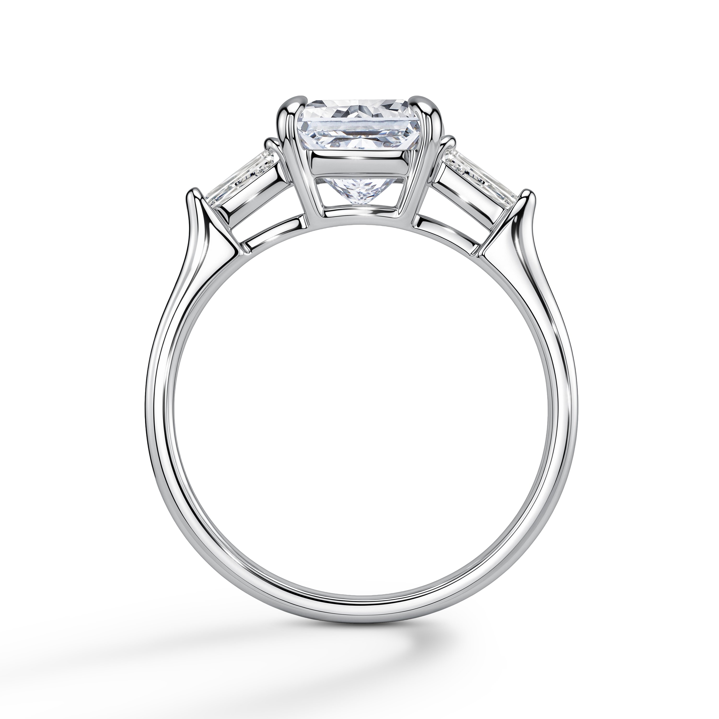 Золотое кольцо с бриллиантами выращенными