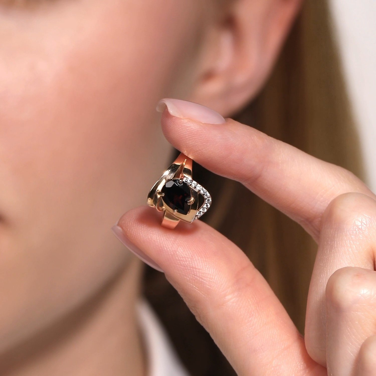 Золотое кольцо с гранатом и фианитами