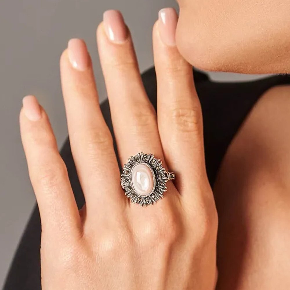 Серебряное кольцо с перламутром и  марказитами