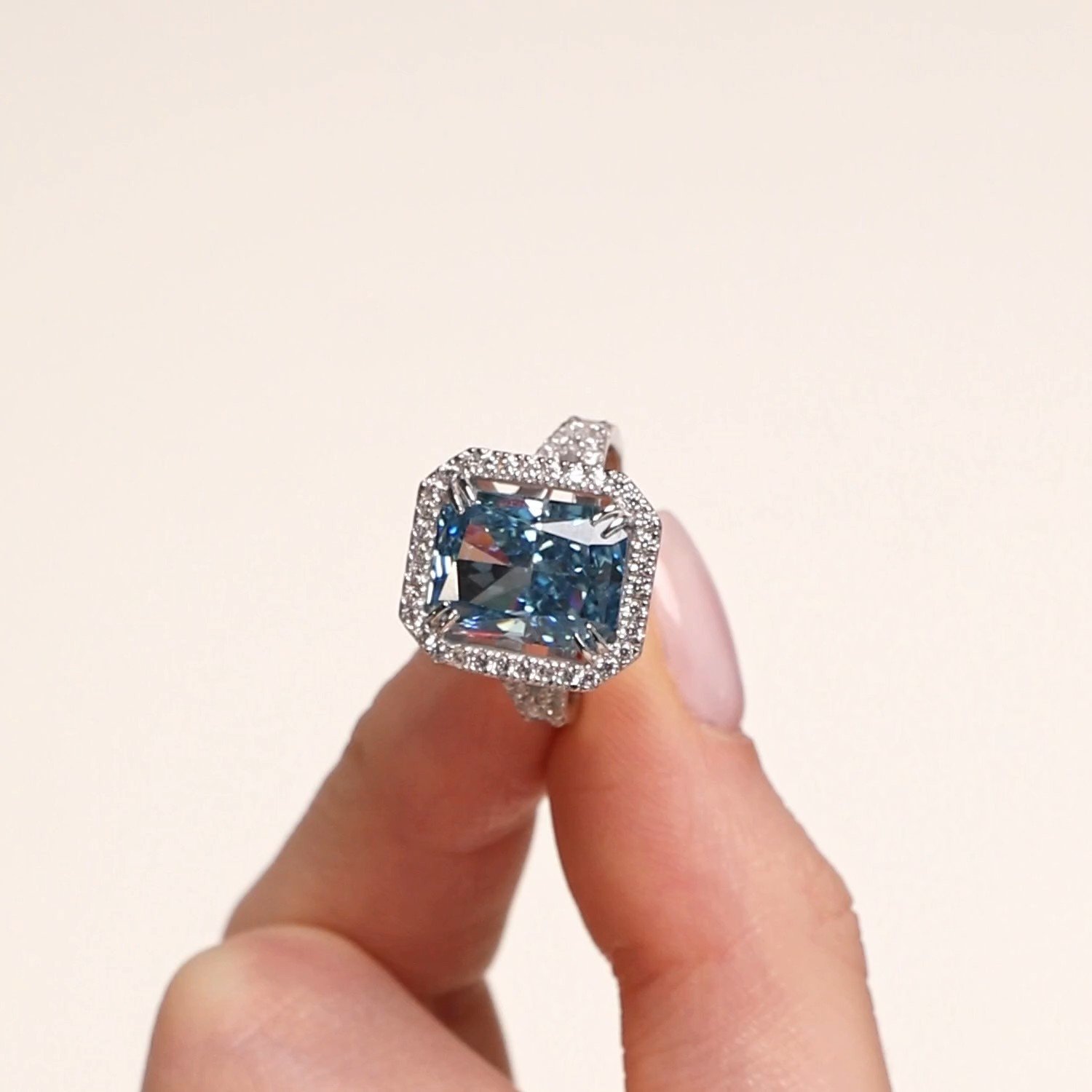 Серебряное кольцо с фианитами