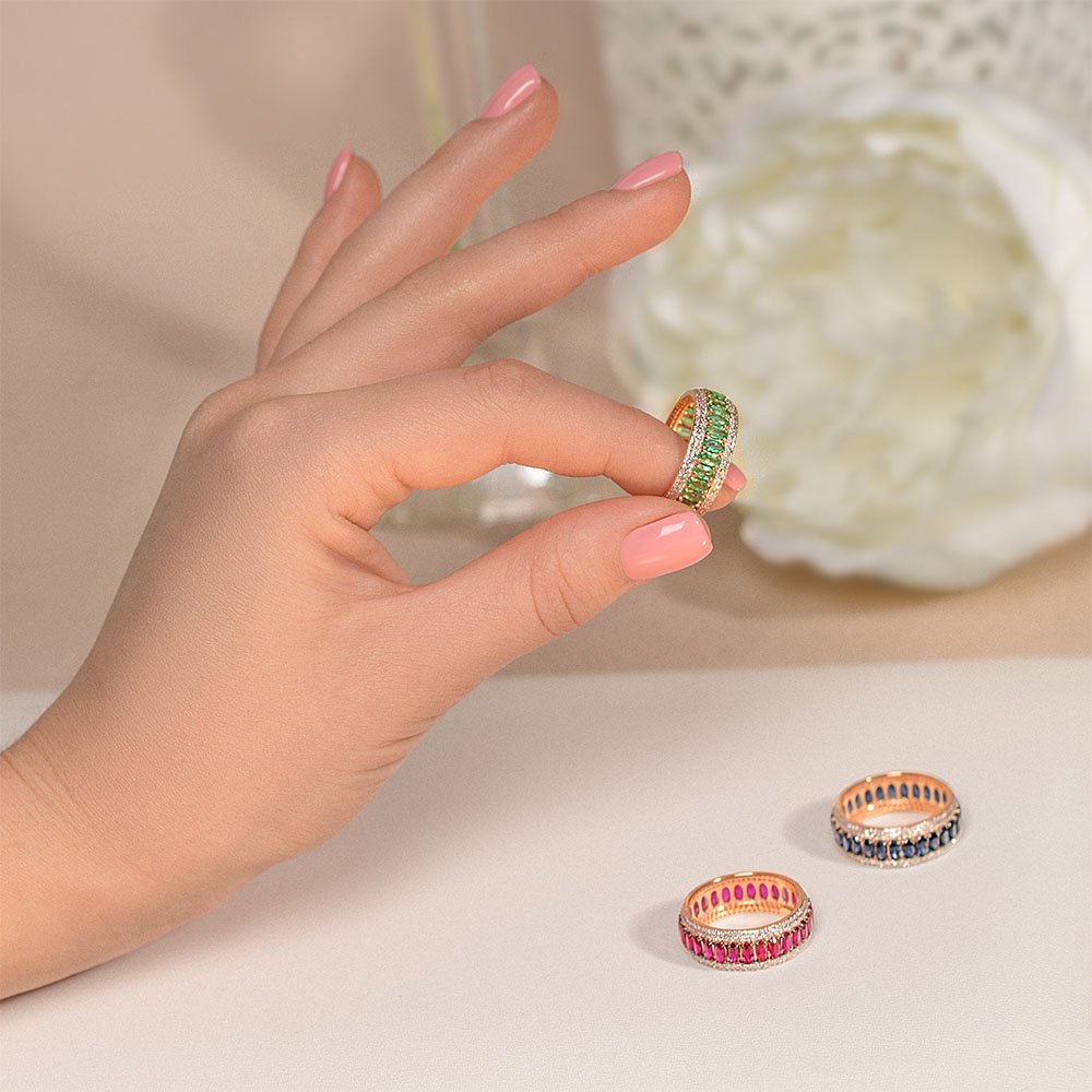 Золотое кольцо с изумрудами и бриллиантами