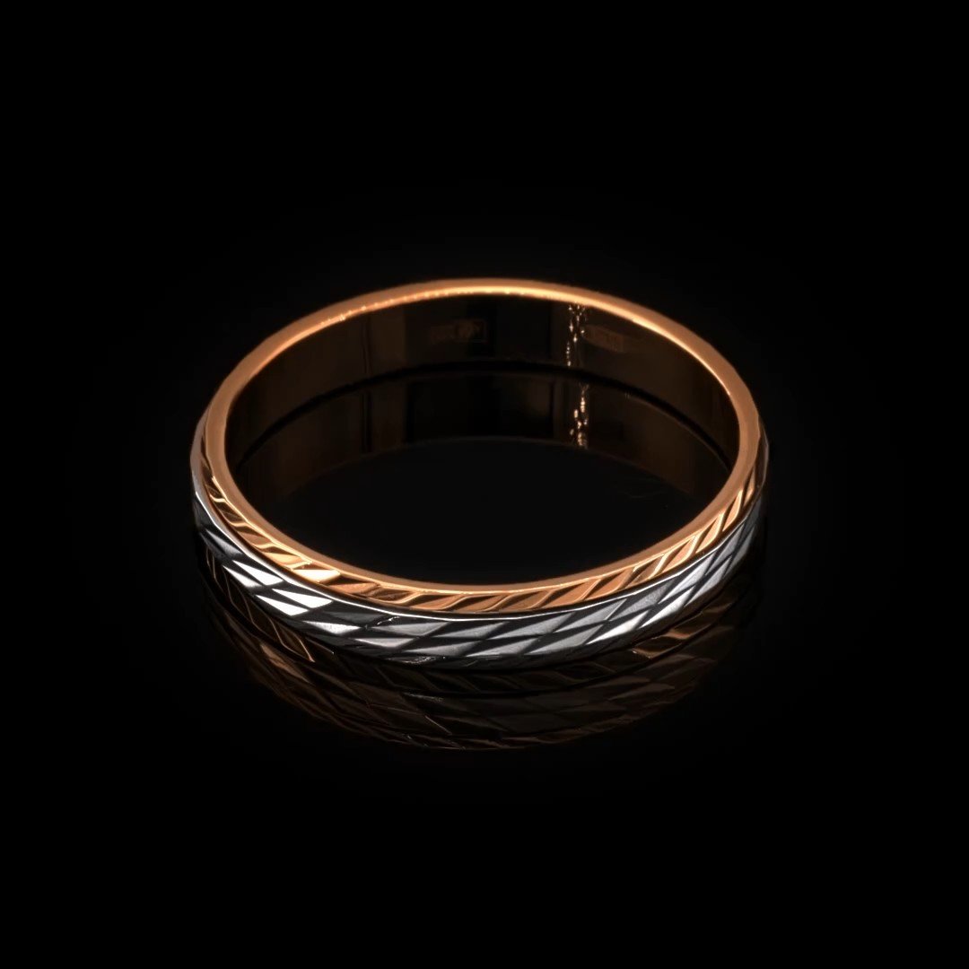 Золотое обручальное кольцо