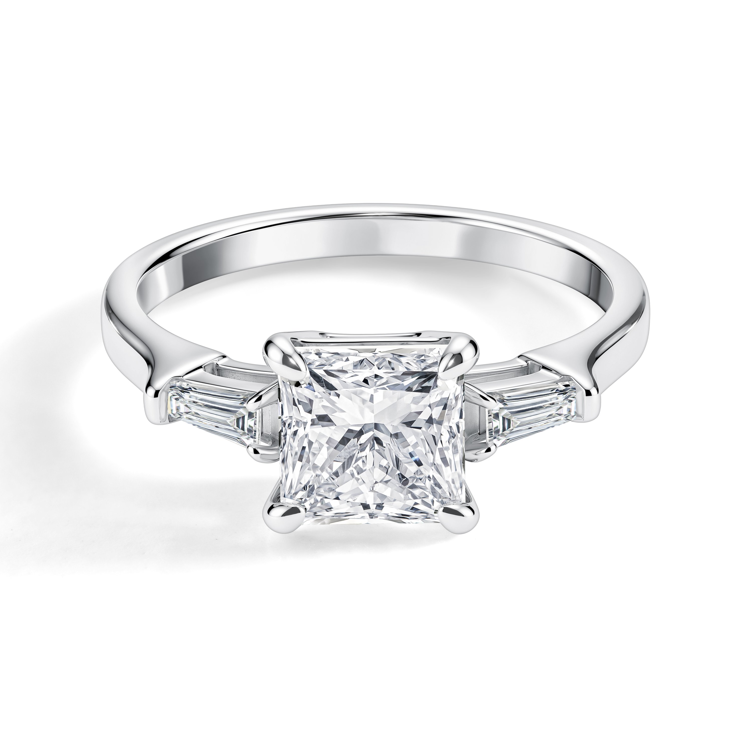 Золотое кольцо с бриллиантами выращенными