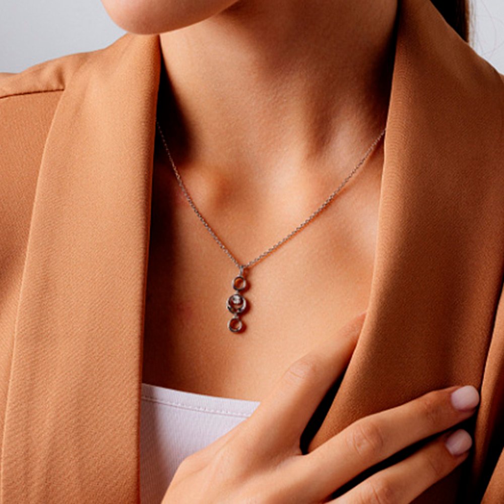 Серебряное колье с бриллиантом