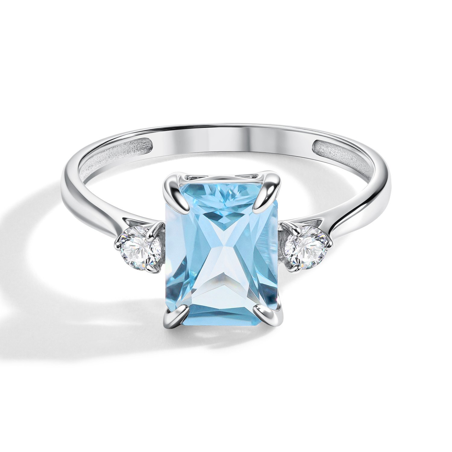 Золотое кольцо с топазом Sky и фианитами