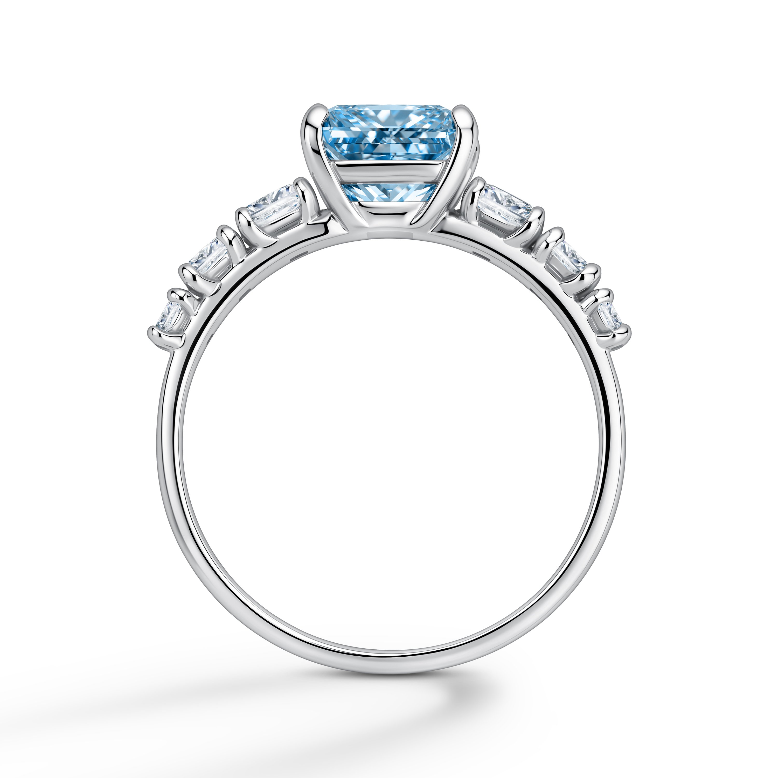 Золотое кольцо с бриллиантами выращенными