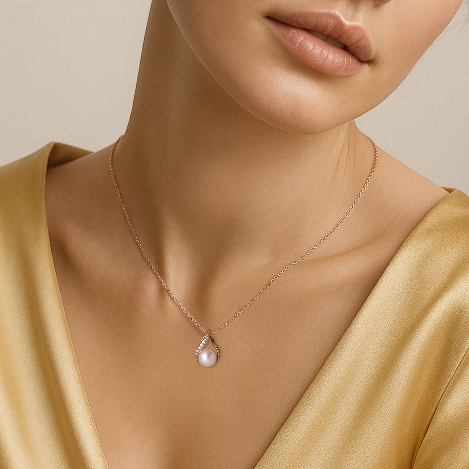 Золотая подвеска с жемчугом и фианитами