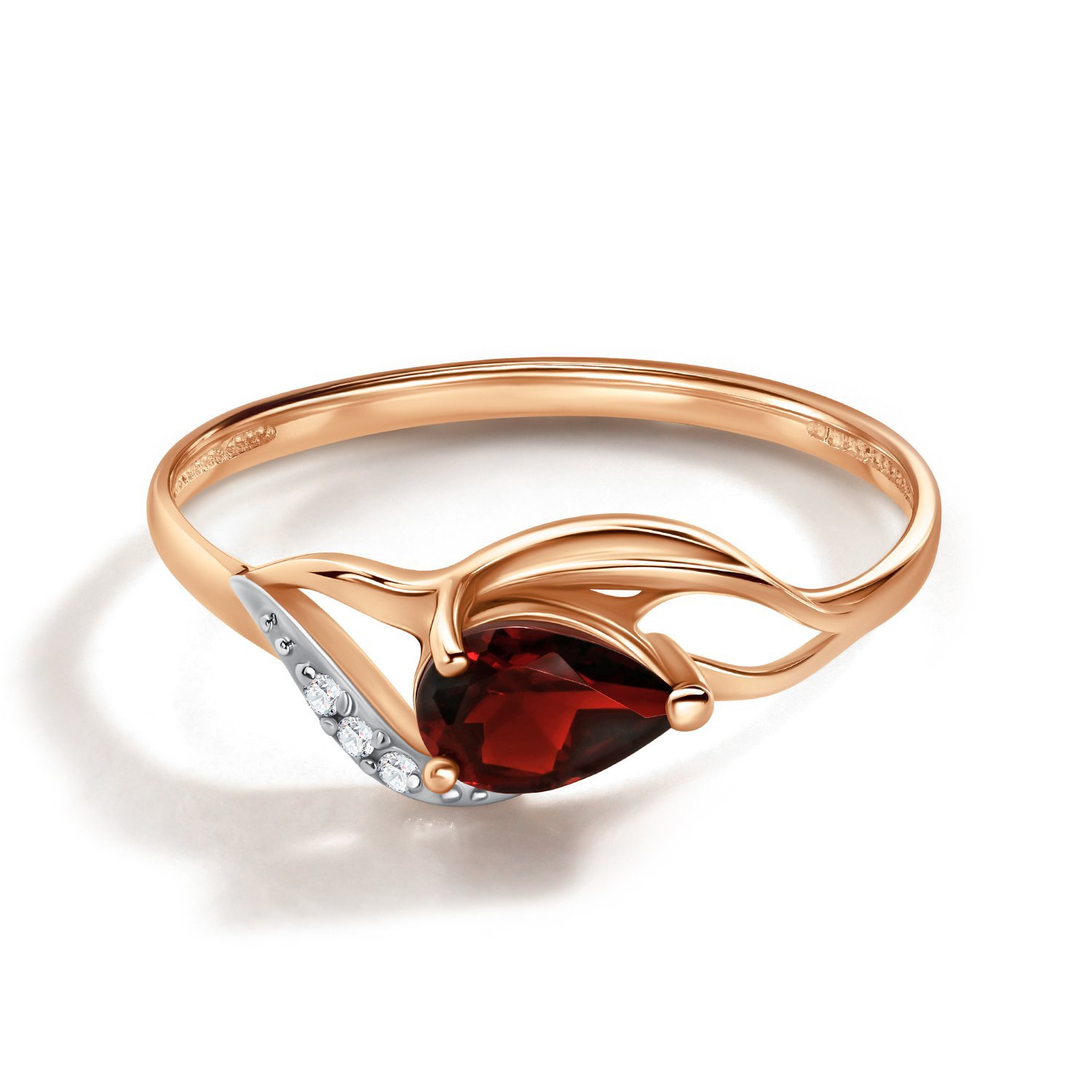 Золотое кольцо с гранатом и бриллиантами