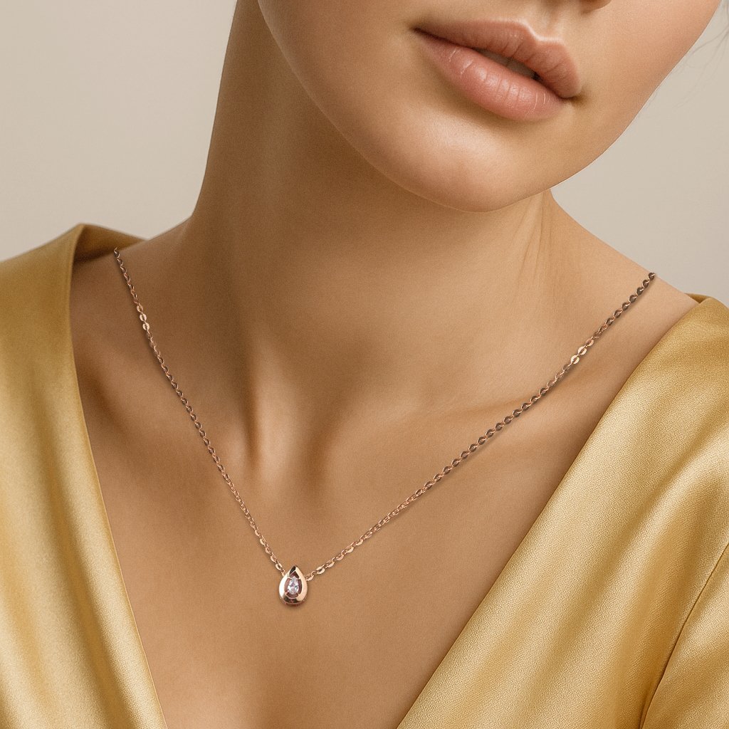 Золотая подвеска с фианитом